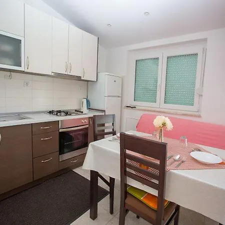 Dana Apartment *