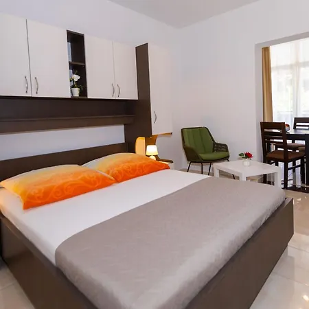 Dana Апартаменти Макарська