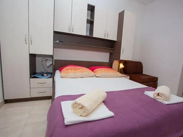 Dana * マカルスカ