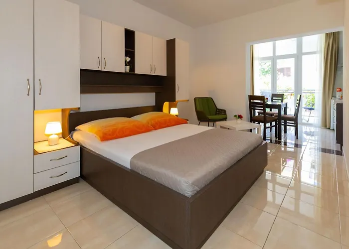 Dana * マカルスカ