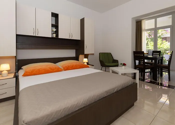 Dana Апартаменти Макарська