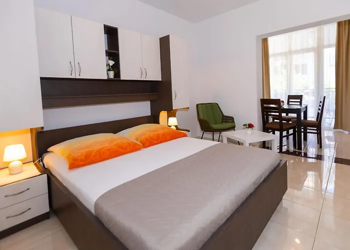 Dana アパート マカルスカ